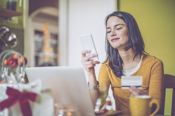 ragazza con smartphone a casa