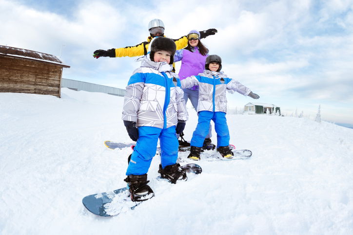 bambini su tavole da snow