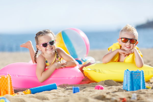 bambini che giocano sulla spiaggia