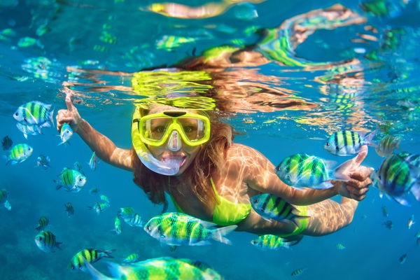 ragazza che fa snorkeling