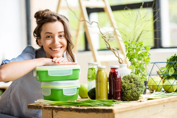 ragazza con contenitori alimenti