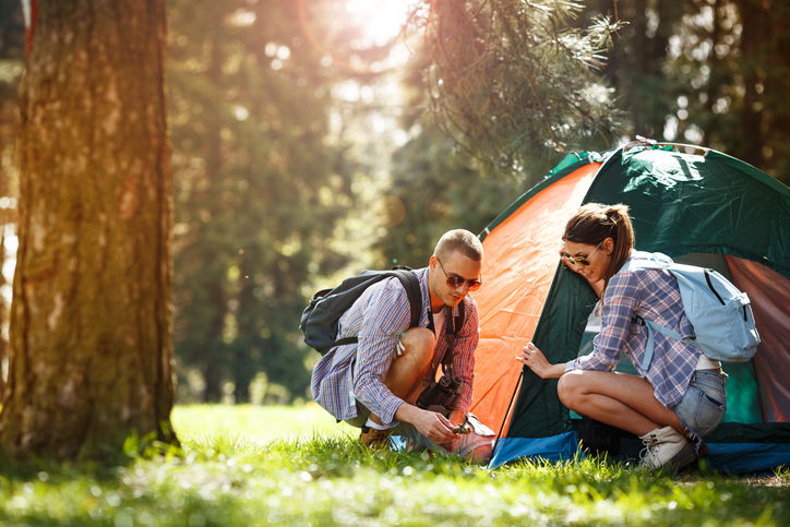 ragazzi che montano una tenda