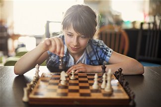 bambina che gioca a scacchi