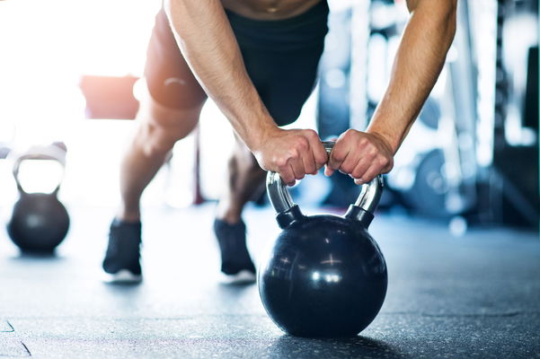 Ragazzo che usa la kettlebell in palestra