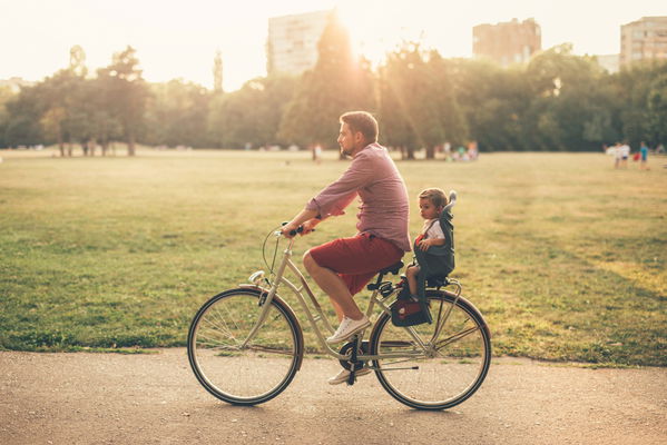 papÃ  in bicicletta con bimba dietro su seggiolino