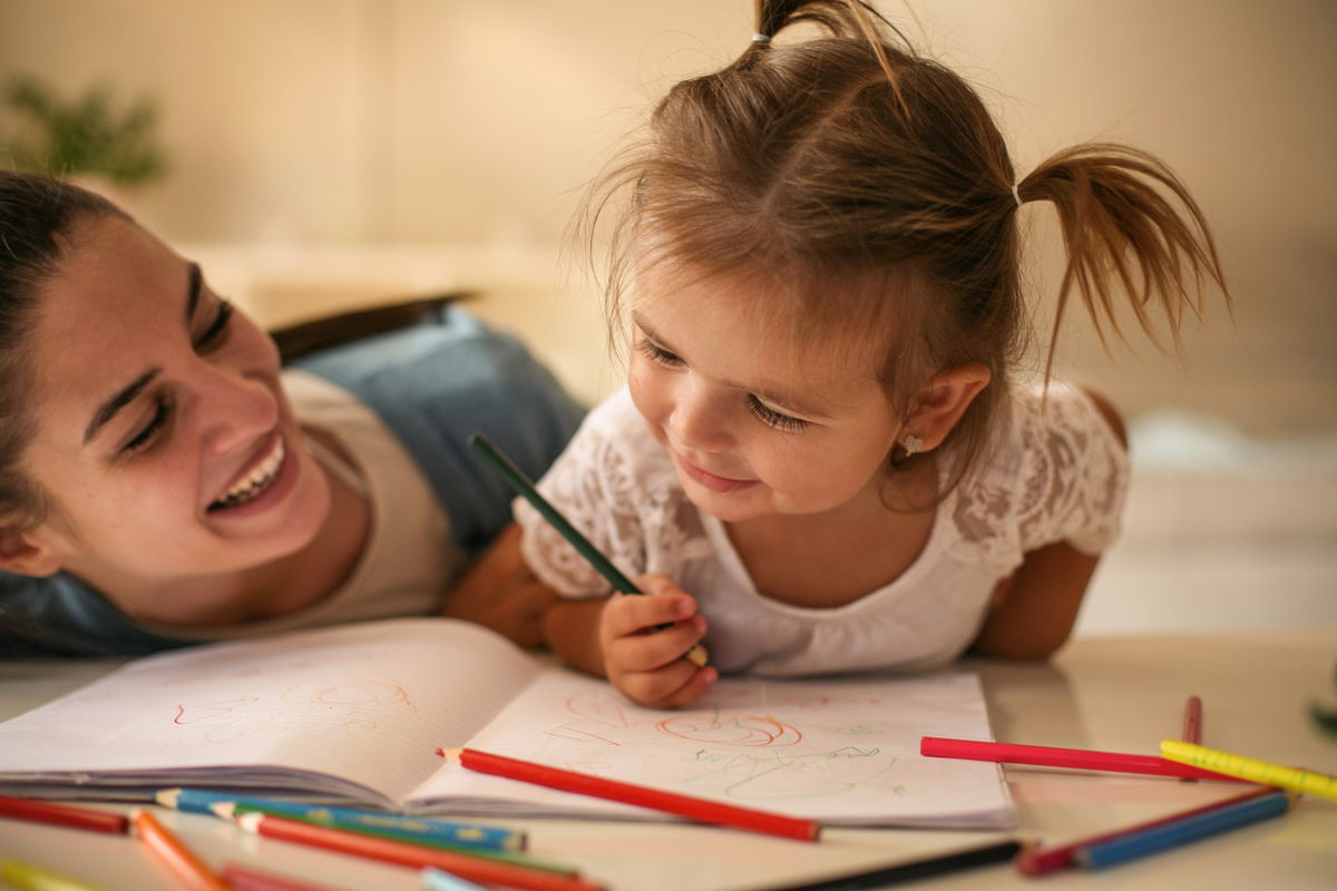 mamma e figlia che colorano