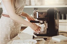 donna che prepara caffe