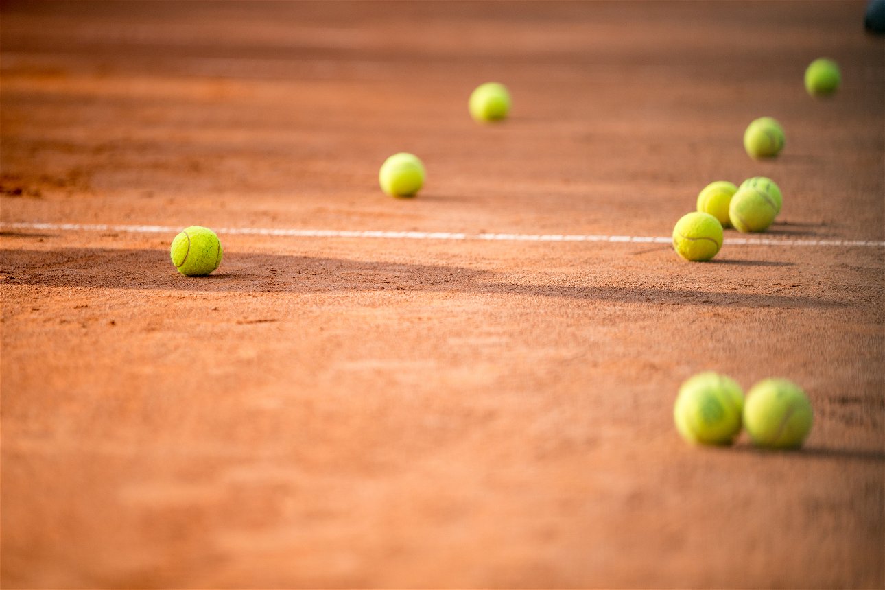 palline da tennis su campo di terra 