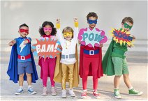 bambini vestiti da supereroi