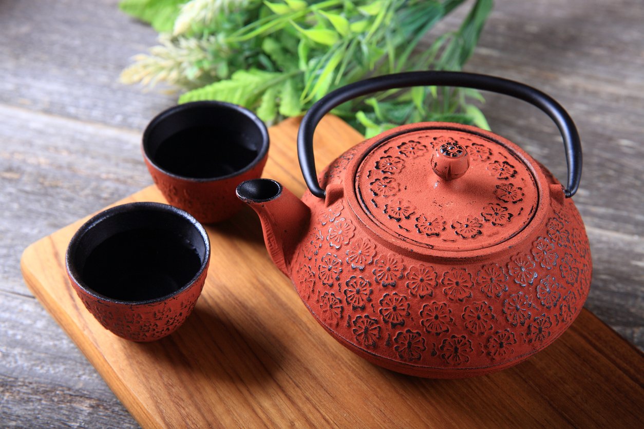 La teiera in ghisa per un tè caldo come in Giappone