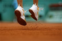 scarpe da tennis indossate su campo di terra 