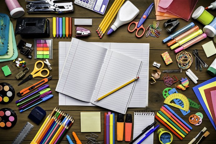 Tutto pronto per l'inizio della scuola? Con matite, penne e astucci lo studio si tinge di colori e divertimento