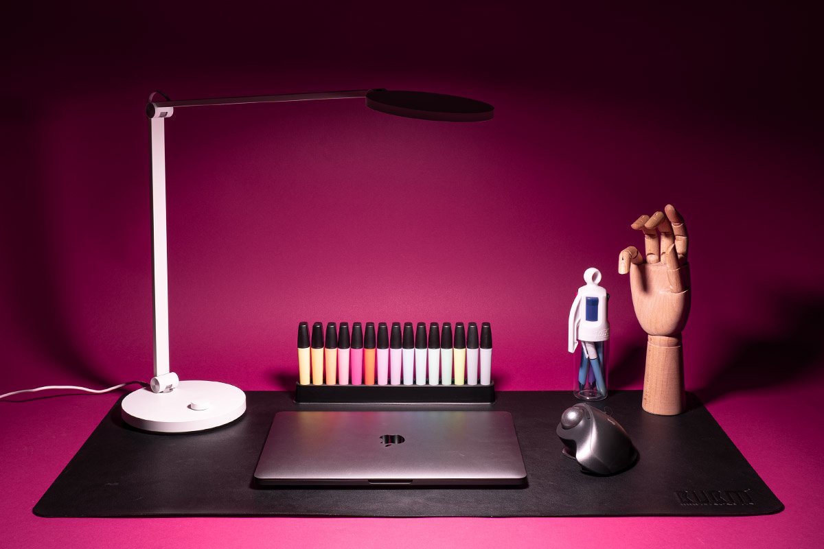lampada Xiaomi Mi Smart LED Desk Lamp Pro Xiaomi su scrivania accesa