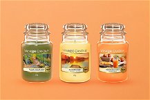 yankee candel con profumazioni autunnali su sfondo arancio