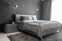 Letto grigio con lenzuola grigie