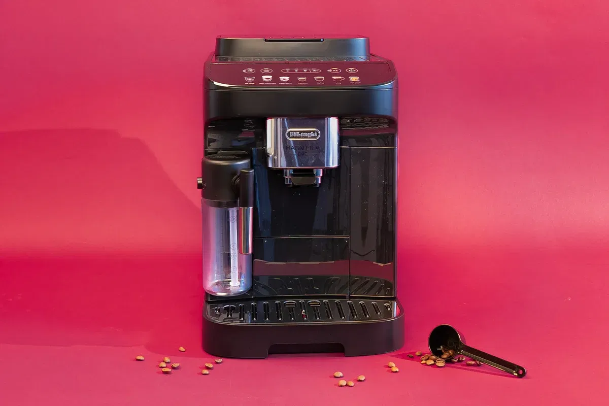 Magnifica evo De'longhi sfondo rosso