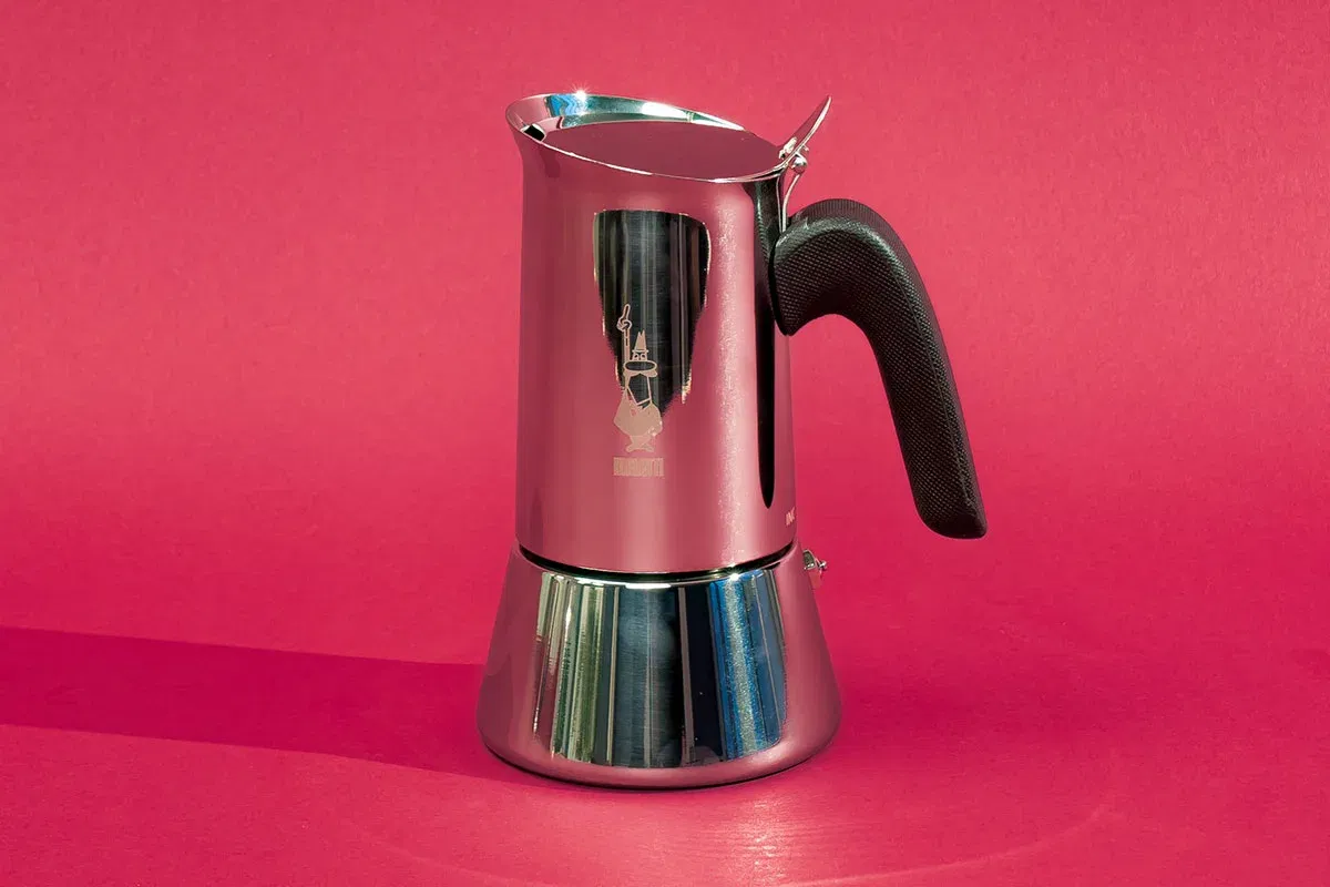 moka bialetti nuova sfondo rosso 