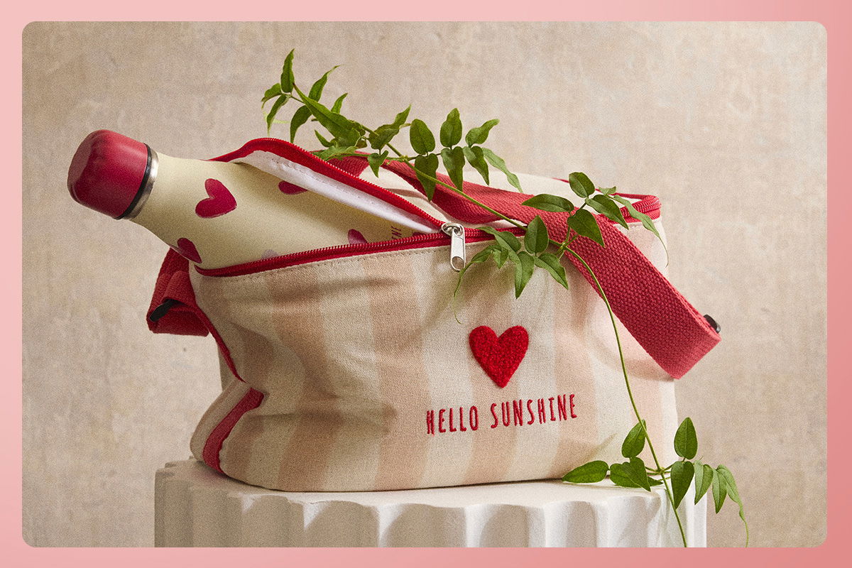 Borraccia e borsa termica della Collezione San Valentino Maisons du Monde su colonna greca