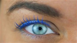 occhio di donna con mascara blu