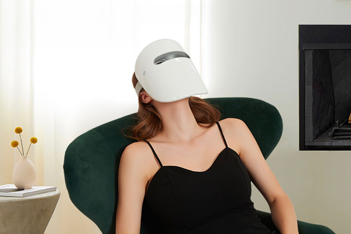 donna che si rilassa con maschera led viso sul volto