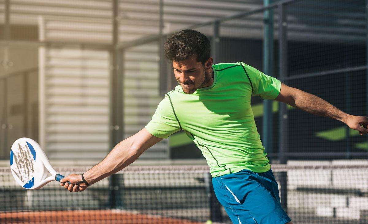 ragazzo che gioca a padel