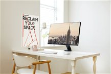 scrivania con monitor