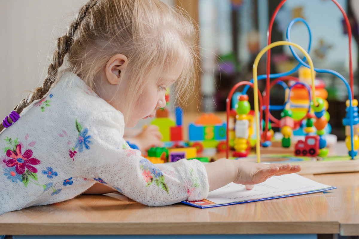 bambina che gioca sul tavolo