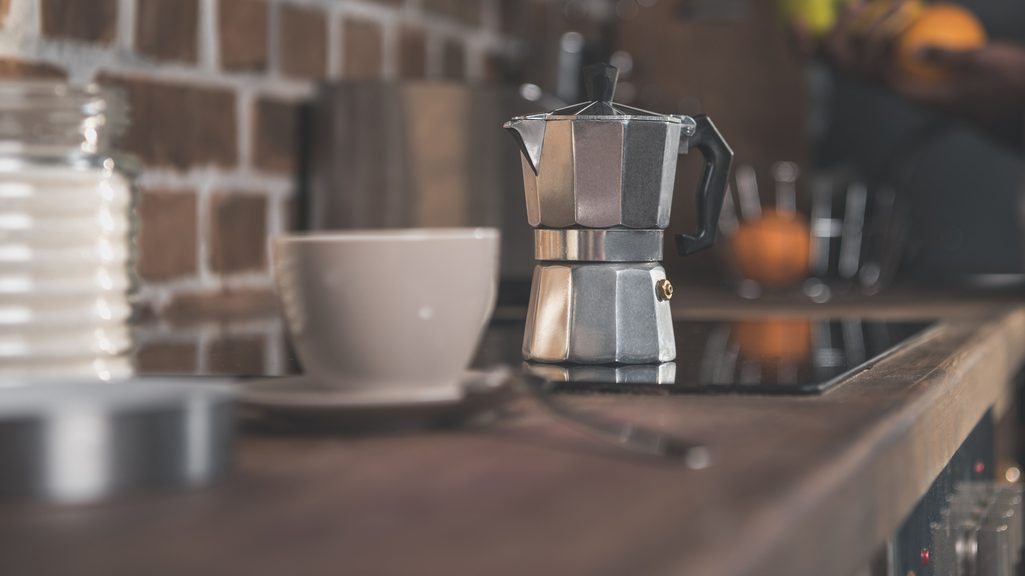 Moka sopra ad un piano ad induzione in cucina