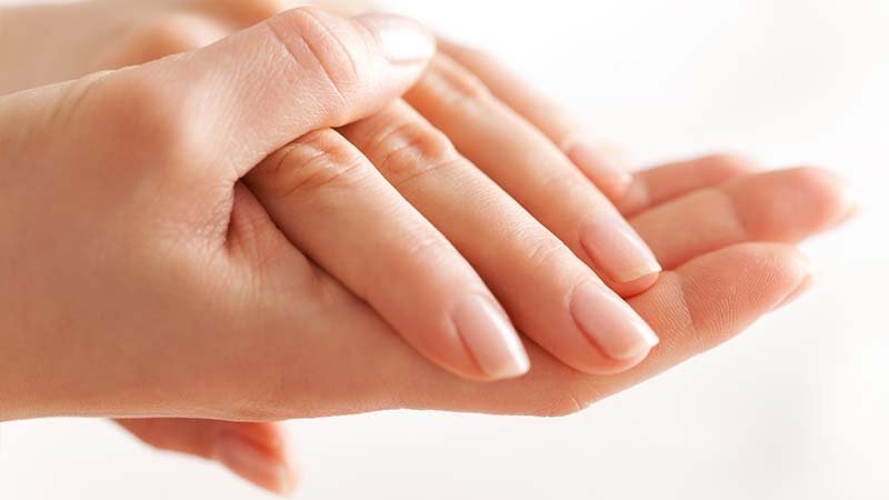 mani donna con unghie naturali curate