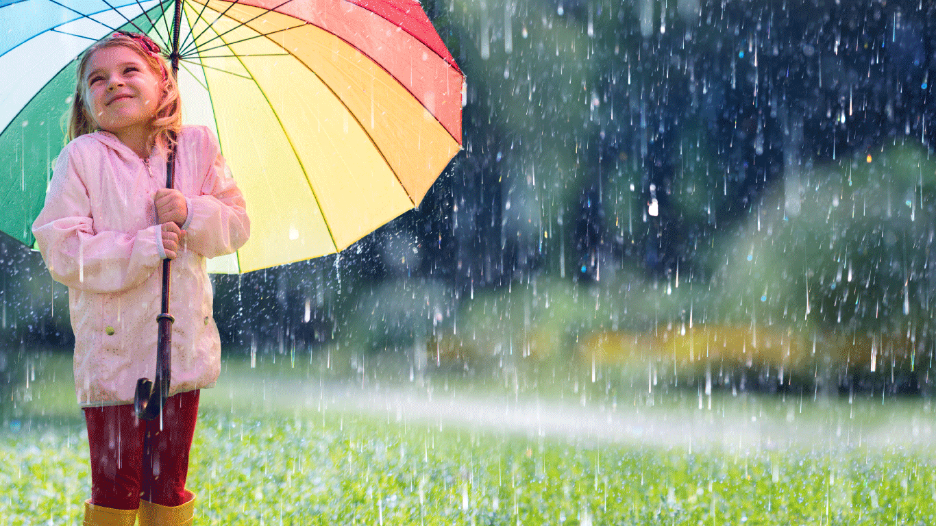 bambina con grande ombrello colorato