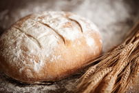 pane fatto in casa con spighe di grano