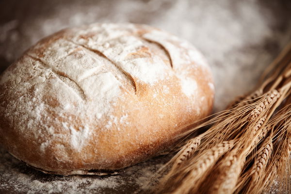 pane fatto in casa con spighe di grano