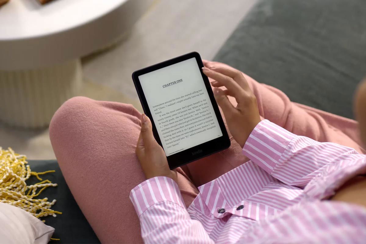 Donna che legge con Amazon Kindle paperwhite 