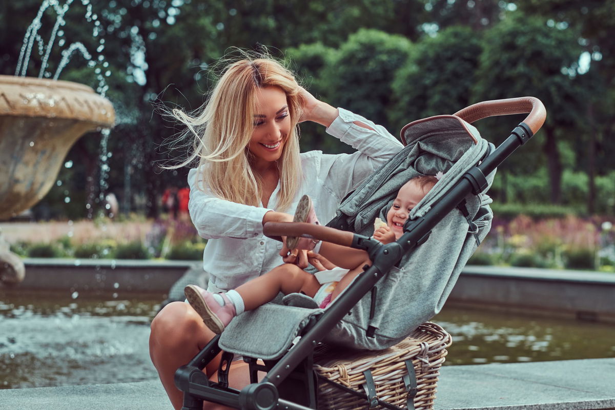 mamma con bambino nel passeggino 