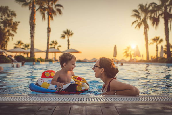 mamma e figlio in piscina