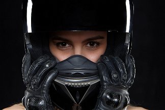 donna che indossa un casco da moto