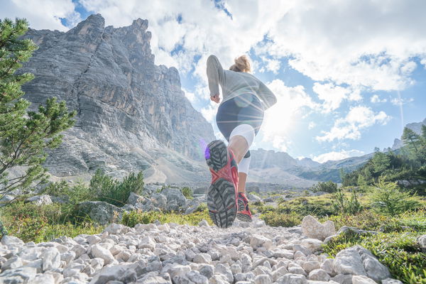 donna che corre in montagna