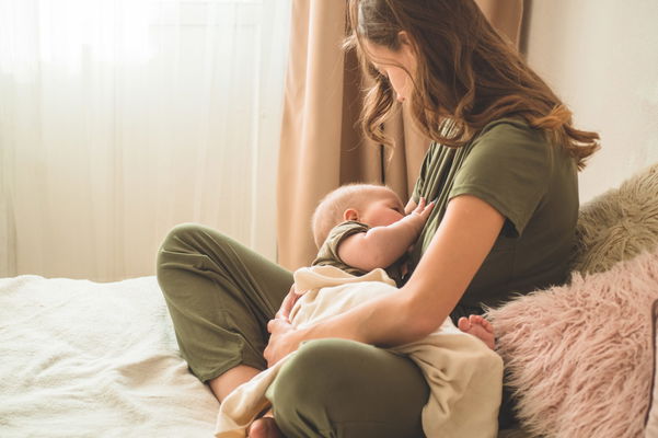 Con lo scialle da allattamento, mamme alla moda e bimbi protetti