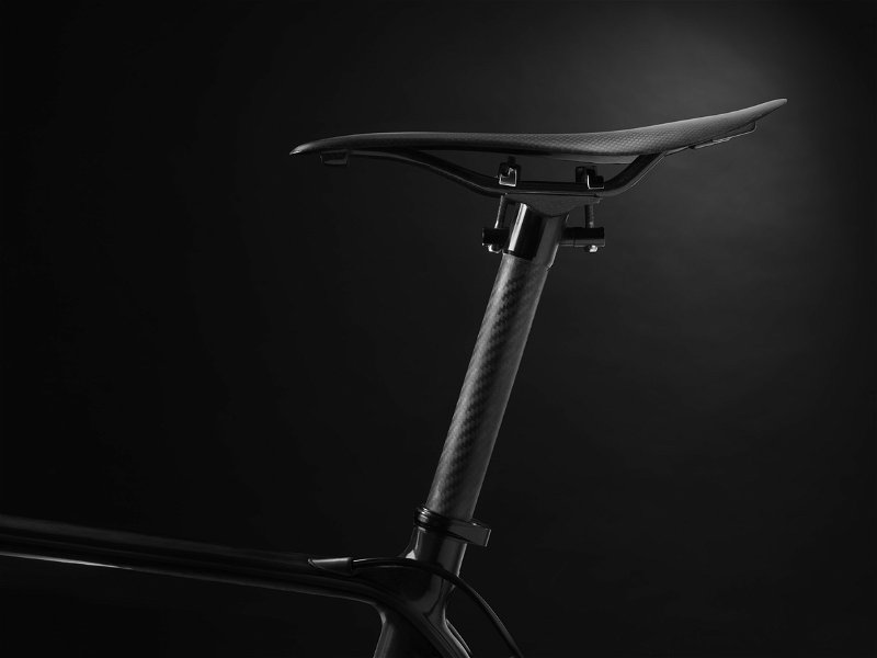 sella bicicletta nera di carbonio su sfondo nero