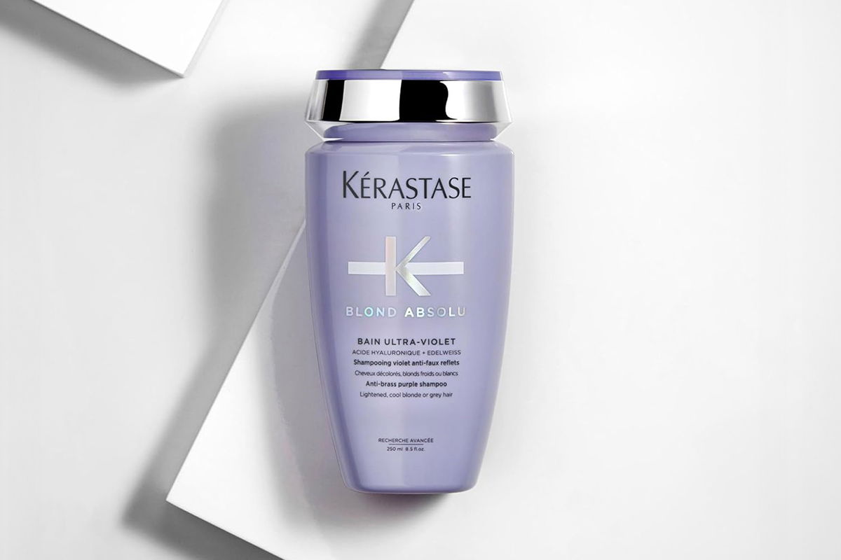 shampoo viola antigiallo kerastase. sfondo bianco