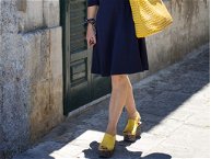 donna che indossa sabot gialli con tacco