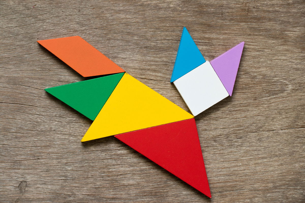 tangram su un tavolo