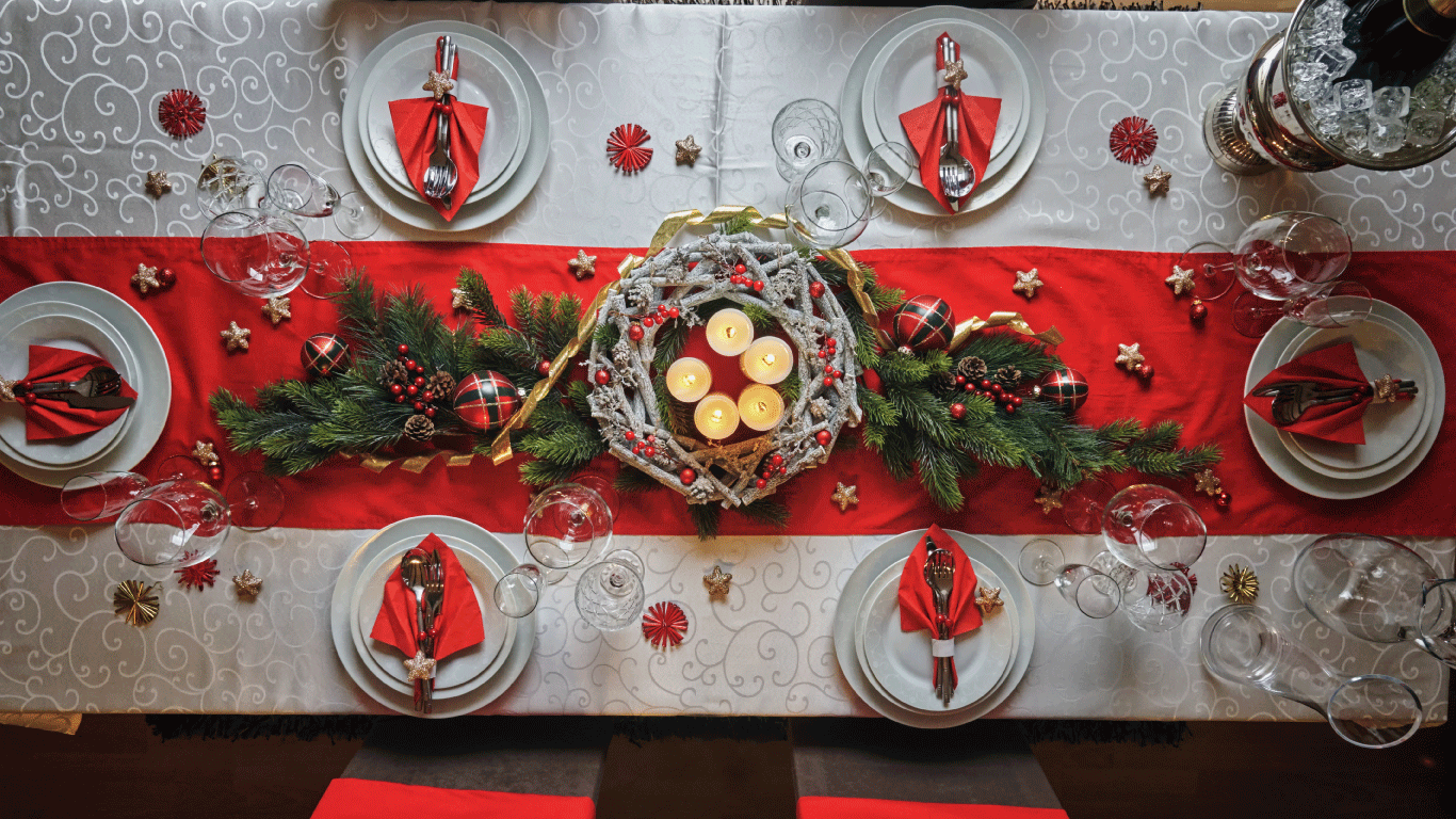 Natale in tavola: piatti e bicchieri partecipano alla festa