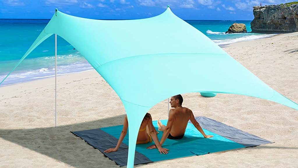 Tenda turchese con coppia sotto