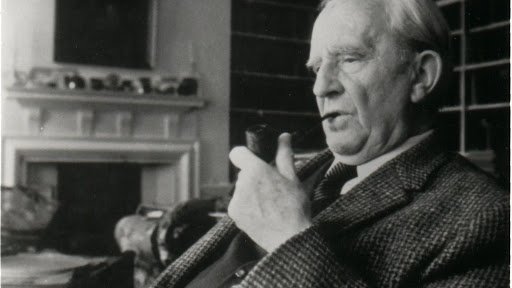 J. R. R. Tolkien a sedere con la pipa
