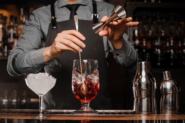 barman che prepara un cocktail
