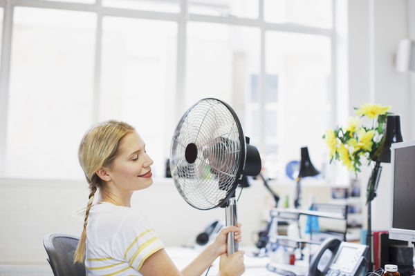 ragazza davanti a un ventilatore