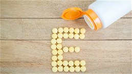 Pillole di vitamina E che formano la lettera E