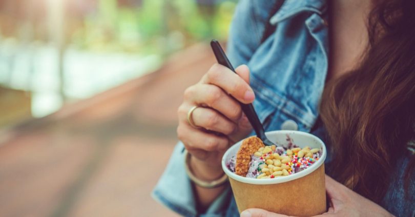 ragazza che mangia uno yogurt